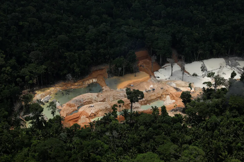 Ilegální důl na cínovec objevený v hluboké džungli během operace agentů brazilského Institutu pro životní prostředí a obnovitelné zdroje nedaleko města Novo Progresso ve státě Para, Brazílie.