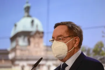 Setkávat se lidé mohou nadále nejvýše ve dvojicích. Situace je křehká, řekl Arenberger