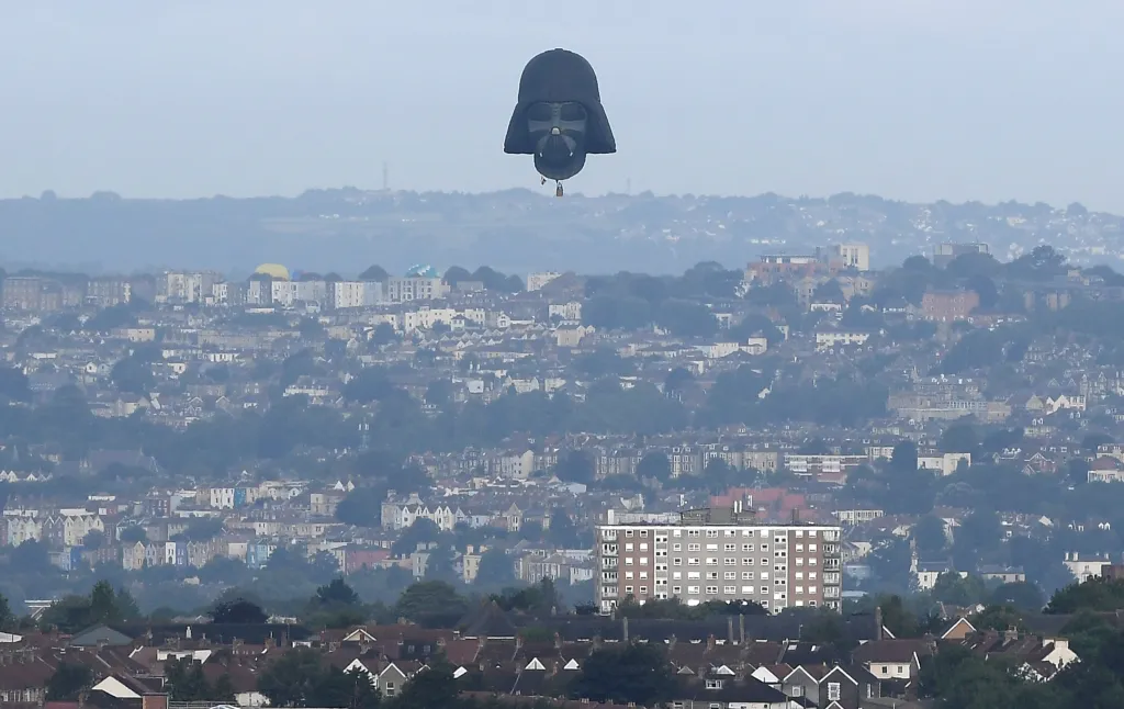 Nad Bristolem se objevila obří hlava známé postavy Dartha Vadera z filmu Star Wars. Šlo o horkovzdušný balon během každoročního festivalu balonů
