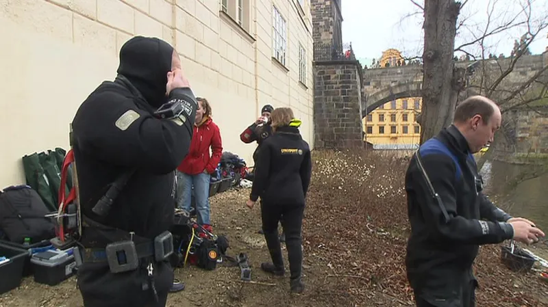 Studio 6: Potápěči na dně Vltavy pátrají po zbytcích Juditina mostu
