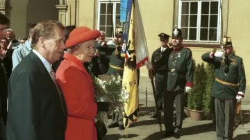 Alžběta II. v doprovodu Václava Havla v Brně