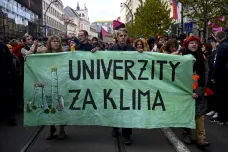 Prahou i Brnem prošly pochody za klima, kritizovaly politiky i podnikatele. Konaly se i protivládní protesty