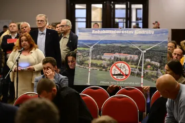 Zástupci resortů představovali návrh akceleračních zón. Jednání narušili kritici