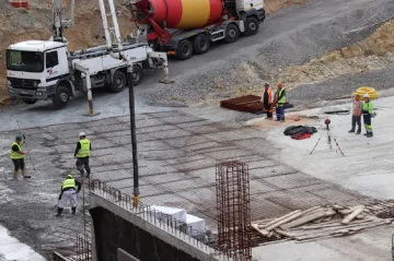 Opravu náměstí v Orlové dokončí jiná firma. Hotové je zatím jen parkoviště před úřadem a zastávka