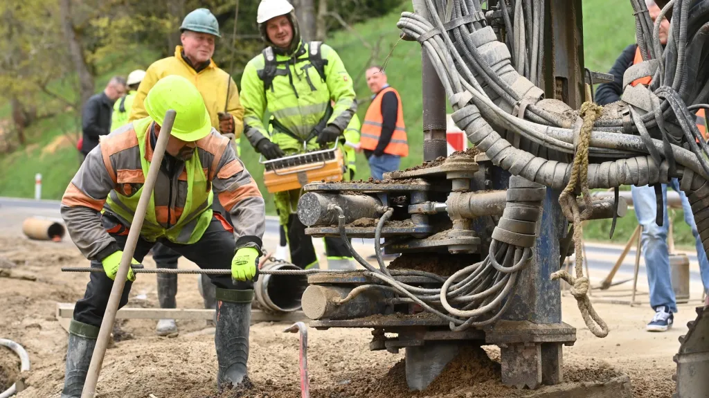 Stavba opěrné zdi nad Jáchymovem