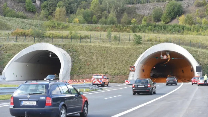 Dálnice D8 - estakáda přivádí auta k Prackovickému tunelu