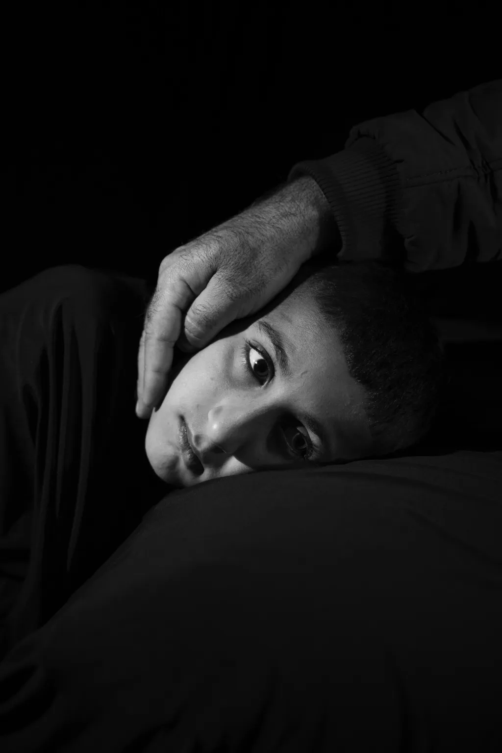 Nominace v sekci soubor: Adam Ferguson se sérií The Haunted (Ztrápený). Fotograf zachytil portréty vysídlených lidí převážně z komunity Jezídů, kteří prožili útlak pod vládou samozvaného Islámského státu