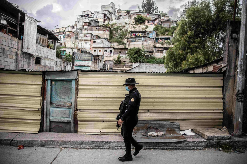Život a smrt v Guatemale (David Těšínský, volný fotograf, nominace v kategorii Každodenní život)