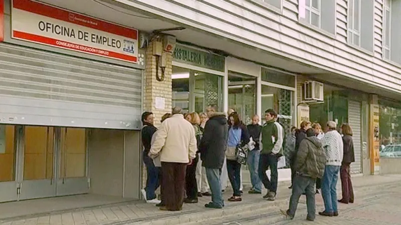 Nezaměstnaní Španělé před úřadem práce