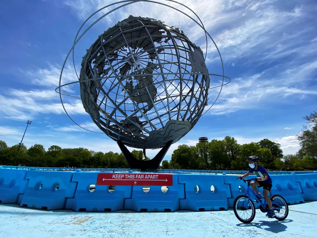 Ve Flushing Meadows Corona Parku v americkém Queensu ilustrují bezpečnou vzdálenost modré plastové zábrany