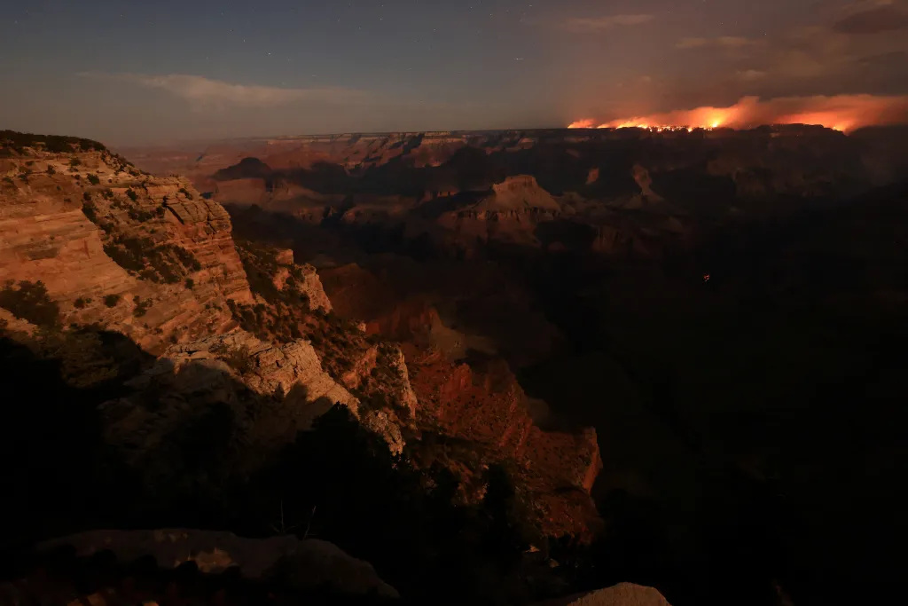 Grand Canyon v Arizoně zasáhl požár