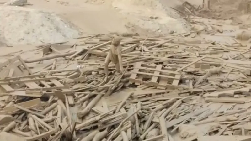 Žena se zachránila z vody a bahna díky nahromaděnému dřevu