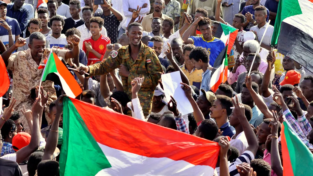 Súdánští demonstranti slaví odchod Avada ibn Aufa z čela dočasné vojenské rady