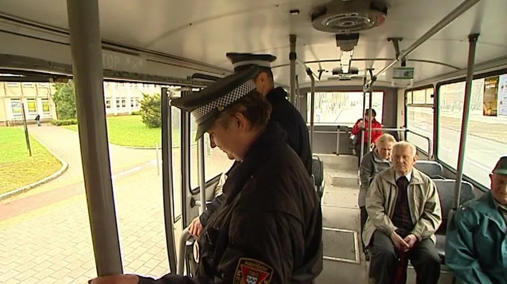 Strážníci v autobuse MHD