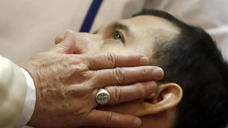 OSN: Vatikán by měl vydat duchovní zneužívající děti