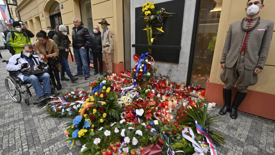 Pietní místo na Národní třídě 17. listopadu ráno