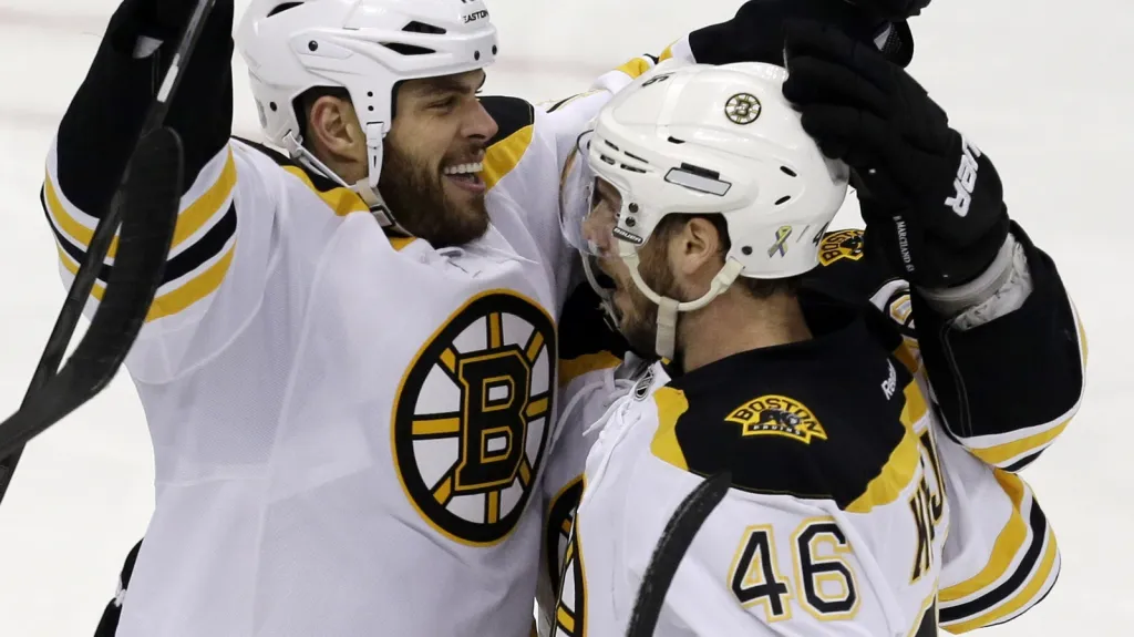 David Krejčí slaví se spoluhráčem Nathanem Hortonem