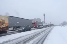 Silničáři kvůli sněhu zavřeli silnici v Jizerských horách. V noci a ráno se může tvořit náledí
