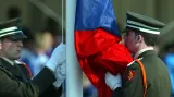 Armádní kadeti vztyčují slovenskou vlajku během oficiálního ceremoniálu rozšíření Evropské unie