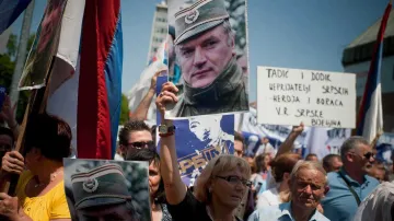 Demonstrace více než 10 000 bosenských Srbů v Banja Luka s cílem podpořit Mladiće