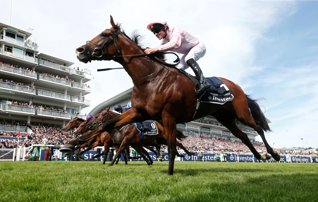 Snímek z dostihového derby Epsom Downs Racecourse v Británii, na kterém se objevují Anthony Van Dyck a Seamie Heffernan těsně před cílem