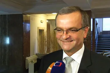 Kalouska vyšla facka před sněmovnou na tisícovku