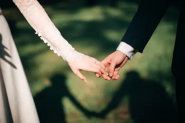 Svateb letos ubylo, páry se často berou skromně a slaví až později