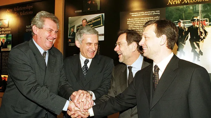 Premiéři Česka, Maďarska a Polska s generálním tajemníkem NATO Javierem Solanou na prvním zasedání Rady NATO po rozšíření aliance v březnu 1999