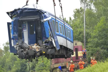 Trať u Domažlic je po srážce vlaků opět v provozu. Železničáři vyměnili pražce a opravili výhybku