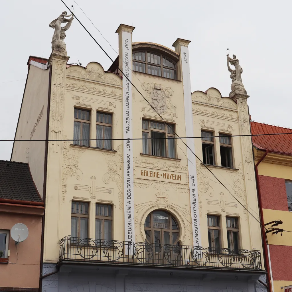 Benešov. Jeden z nejhezčích domů v Benešově, secesní hospodářská záložna od Marcela Dusila, prošel rekonstrukcí. Dnes v něm sídlí Muzeum umění a designu, jehož přízemí prošlo rekonstrukcí vedenou ateliérem Skupina Marcely Steinbachové, zakladatelky Dne architektury.