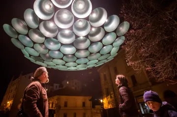 Slunečnice od Velčovského a plovoucí stany. V Plzni začal festival světla