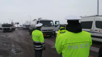 Policisté kontrolovali také zimní výbavu a technický stav vozidel