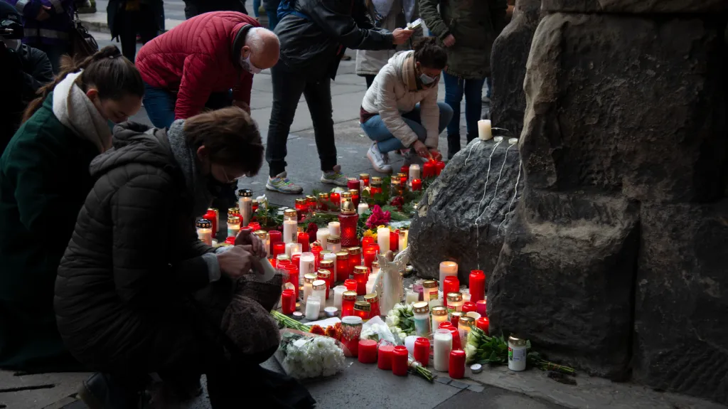 Lidé v Trevíru zapalují svíčky obětem tragédie
