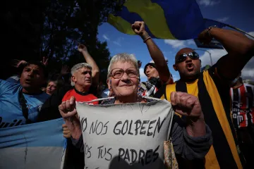 Mileiovy škrty spojily na demonstraci důchodce s fotbalovými fanoušky