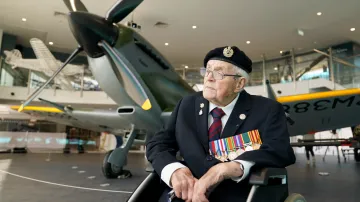 Britský válečný veterán Norman Lewis pokřtil zrekonstruované letadlo Spitfire v Muzeu a galerii umění Potteries v anglickém městě Stoke-on-Trent