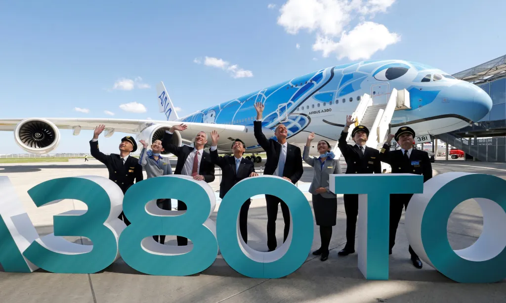 S velkou pompou se oslavovalo uvedení A380 pro All Nippon Airways (ANA) v březnu letošního roku. Na snímku se kromě letadla objevují generální ředitel Airbusu Tom Enders, japonský prezident ANA Holdings a generální ředitel Shinya Katanozaka a Chris Cholerton, prezident civilního letectví v Rolls Royce