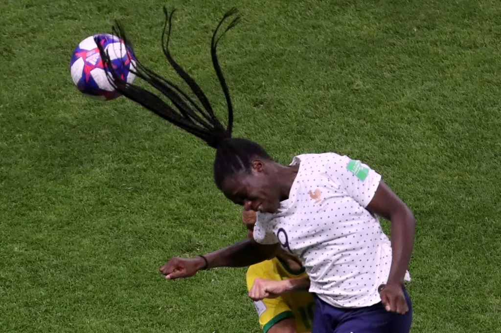 Hlavička žen na Světovém poháru žen ve fotbale se proměnila téměř v sochařské umělecké dílo. Stade Oceane, Le Havre, Francie.
