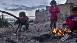 Zima je na severu Sýrie krutá. Každý večer se v ulicích Kobaní rozhoří desítky ohňů, u nichž se lidé zahřívají. Tyto děti pálí, co se dá… dřeva je zde velký nedostatek a je velmi drahé. Kobaní se stalo symbolem války proti IS v Sýrii – jako první se jej podařilo osvobodit, v únoru 2015. IS porazily kurdské jednotky YPG a YPJ za pomoci leteckých úderů USA. Cenou za osvobození byla totální destrukce města.