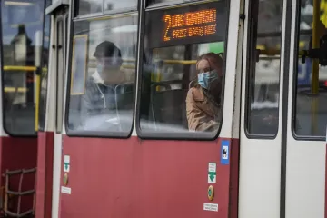 Polsko zavře restaurace a zpřísní setkávání, další země omezují vycházení