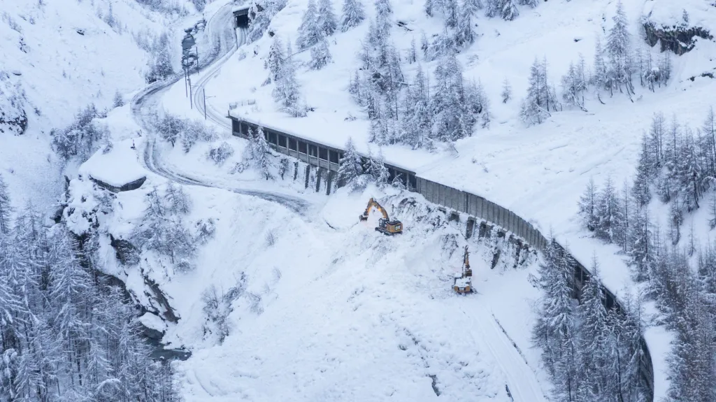 Bagry odklízejí sníh ze zavalené silnice spojující Taesch a Zermatt