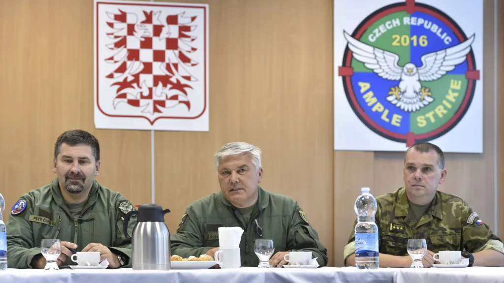 Jaromír Šebesta (uprostřed), Petr Čepelka (vlevo) a Zdeněk Bauer (vpravo)