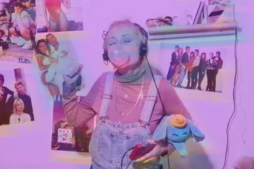 Chceš si o tom promluvit? Donnu nechtějí pustit k maturitě, ale do Česka 90. let ano