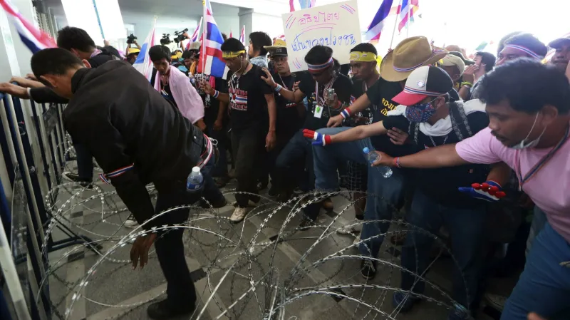 Demonstranti se snaží dostat do budovy vlády
