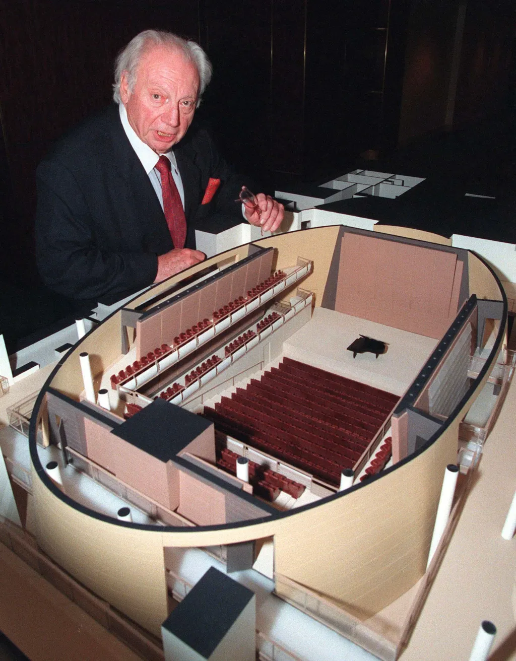 Isaac Stern, bývalý prezident Carnegie Hall, stojí vedle modelu budovy odhaleném během tiskové konference 11. ledna 1999. Stern byl jednou z klíčových osob, které pomohly v 60. letech zachránit Carnegie Hall před demolicí