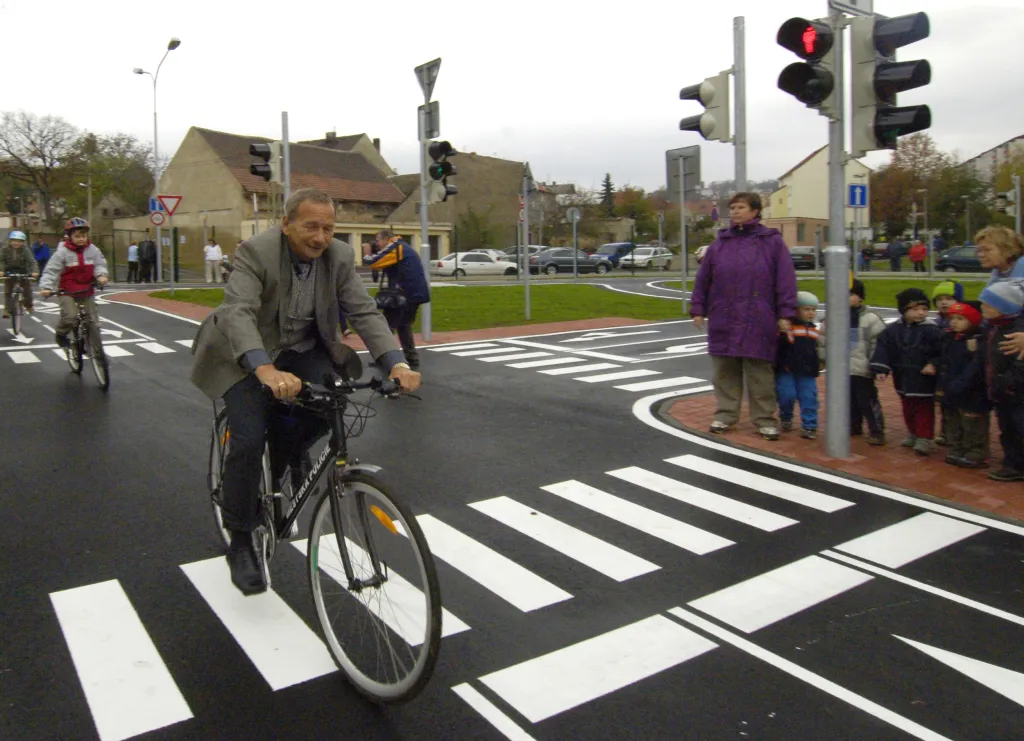 Na teplickém sídlišti Prosetice bylo 24. října 2007 otevřeno nové dopravní hřiště. Sloužit mělo dětem základních i mateřských škol jak k praktickému nácviku dopravních dovedností, tak k získání teoretických znalostí v přednáškové místnosti. Primátor si ho za dětského doprovodu vyzkoušel během slavnostního otevření.