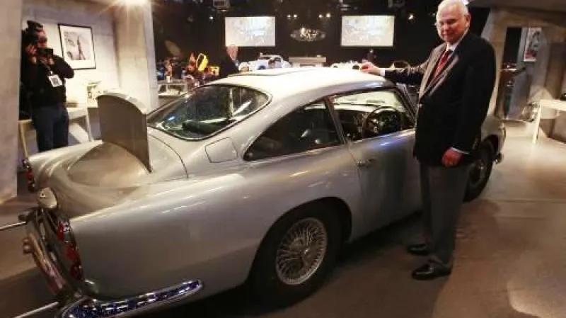 Aston Martin DB5 a jeho současný majitel Jerry Lee