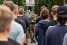 Armáda cílí na středoškoláky, na cvičení budou střílet i házet granátem