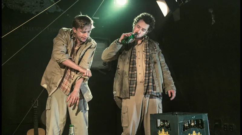 Hubte trampy, serou v lese