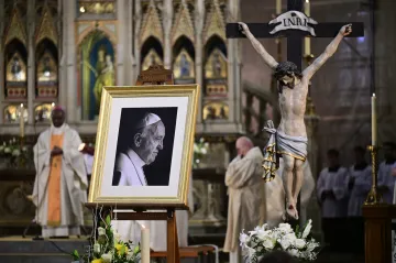 V katedrále svatého Víta se konala mše za papeže Františka