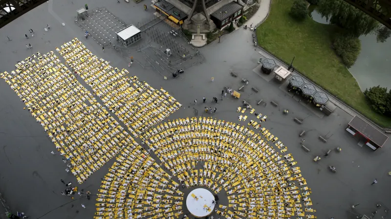 Mezinárodní den jógy slaví její vyznavači i pod Eiffelovkou